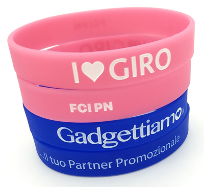 Braccialetti in silicone personalizzati con logo inciso e stampato a colori, simbolo di durata e visibilità per eventi.