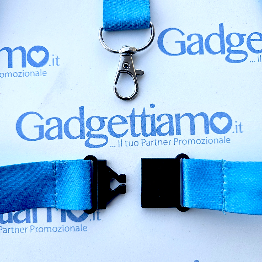 Particolare dello sgancio di sicurezza retrocollo del lanyard, conforme alle normative EN per la prevenzione anti-soffocamento sul lavoro.